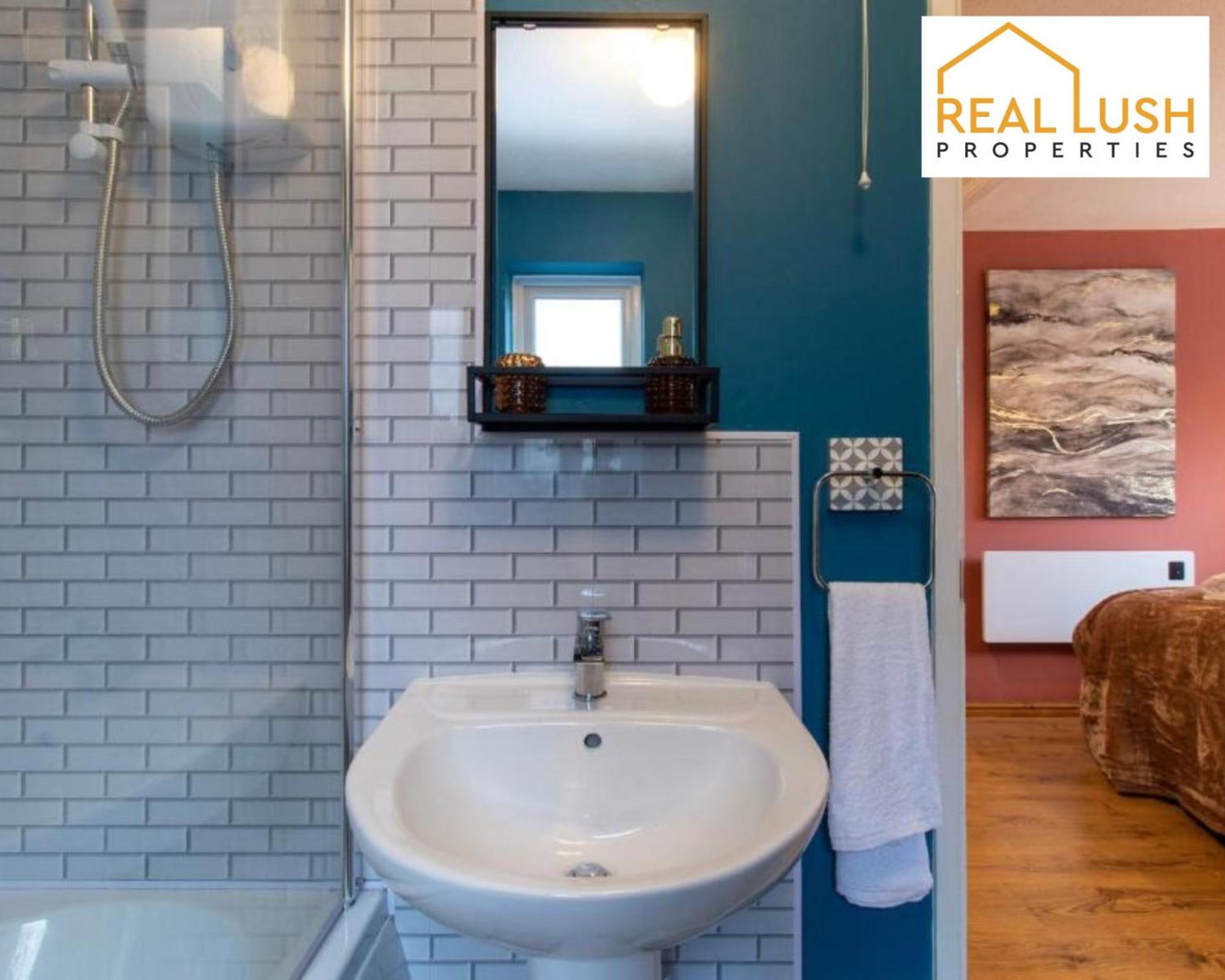 One-Bedroom Apartment By Real Lush Properties In Langsett Wolverhampton Exteriör bild