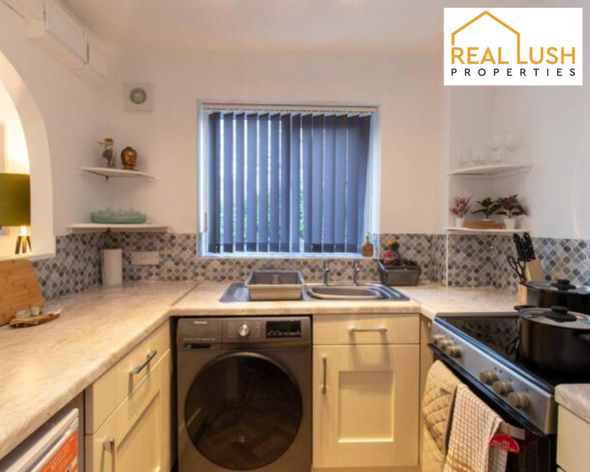 One-Bedroom Apartment By Real Lush Properties In Langsett Wolverhampton Exteriör bild